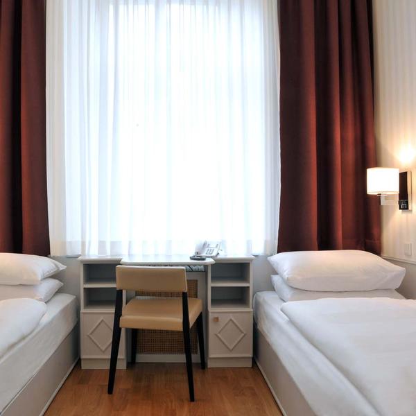Zweibettzimmer im Hotel Kärntnerhof mit zwei getrennten Betten am Fenster
