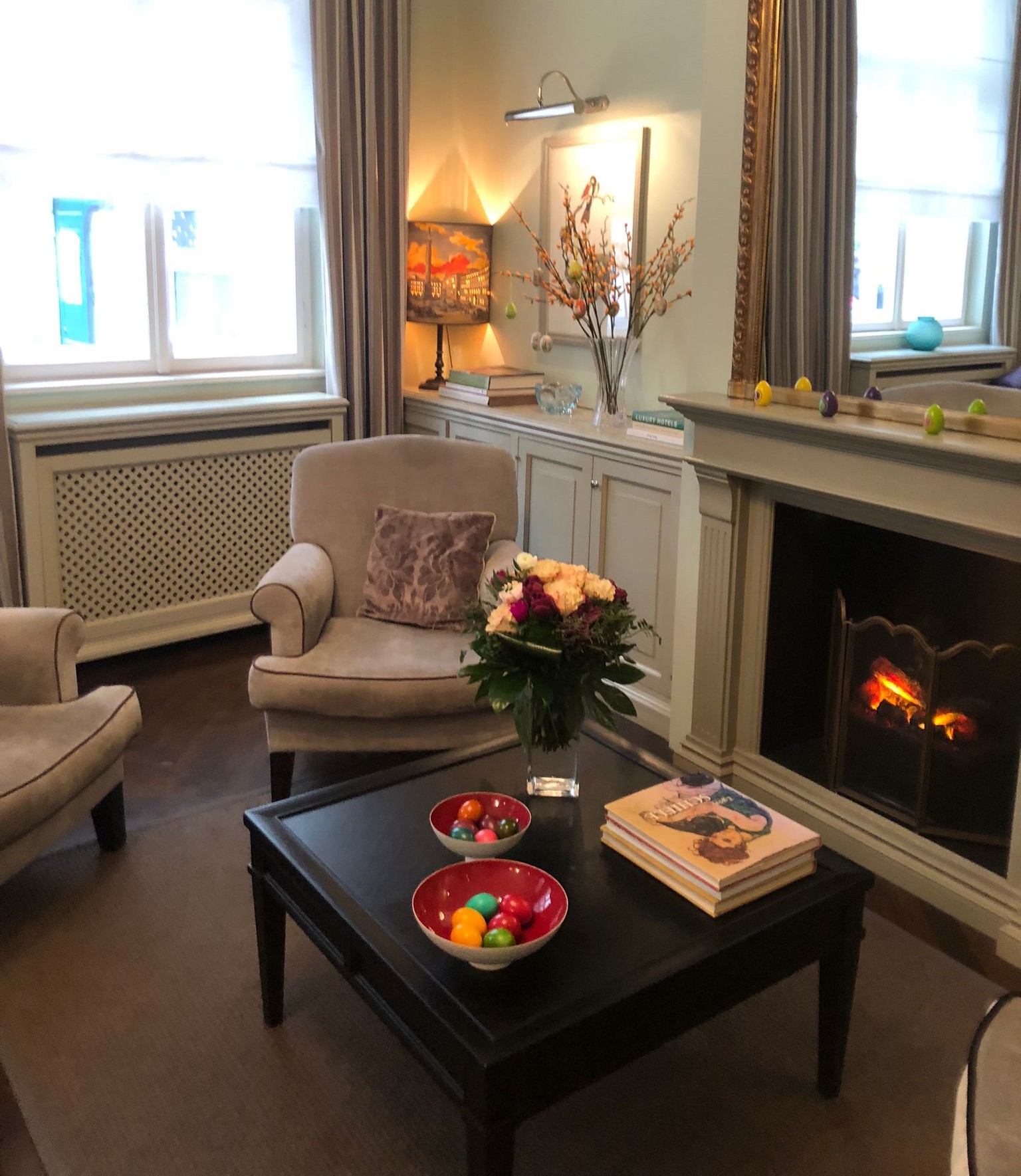 Salon mit Kamin und Sitzecke im Hotel Kärntnerhof im Wiener Zentrum