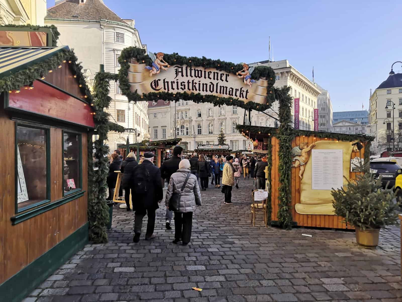 Geschmücktes Eingangstor des Altwiener Christkindlmarkts auf der Freyung in Wien