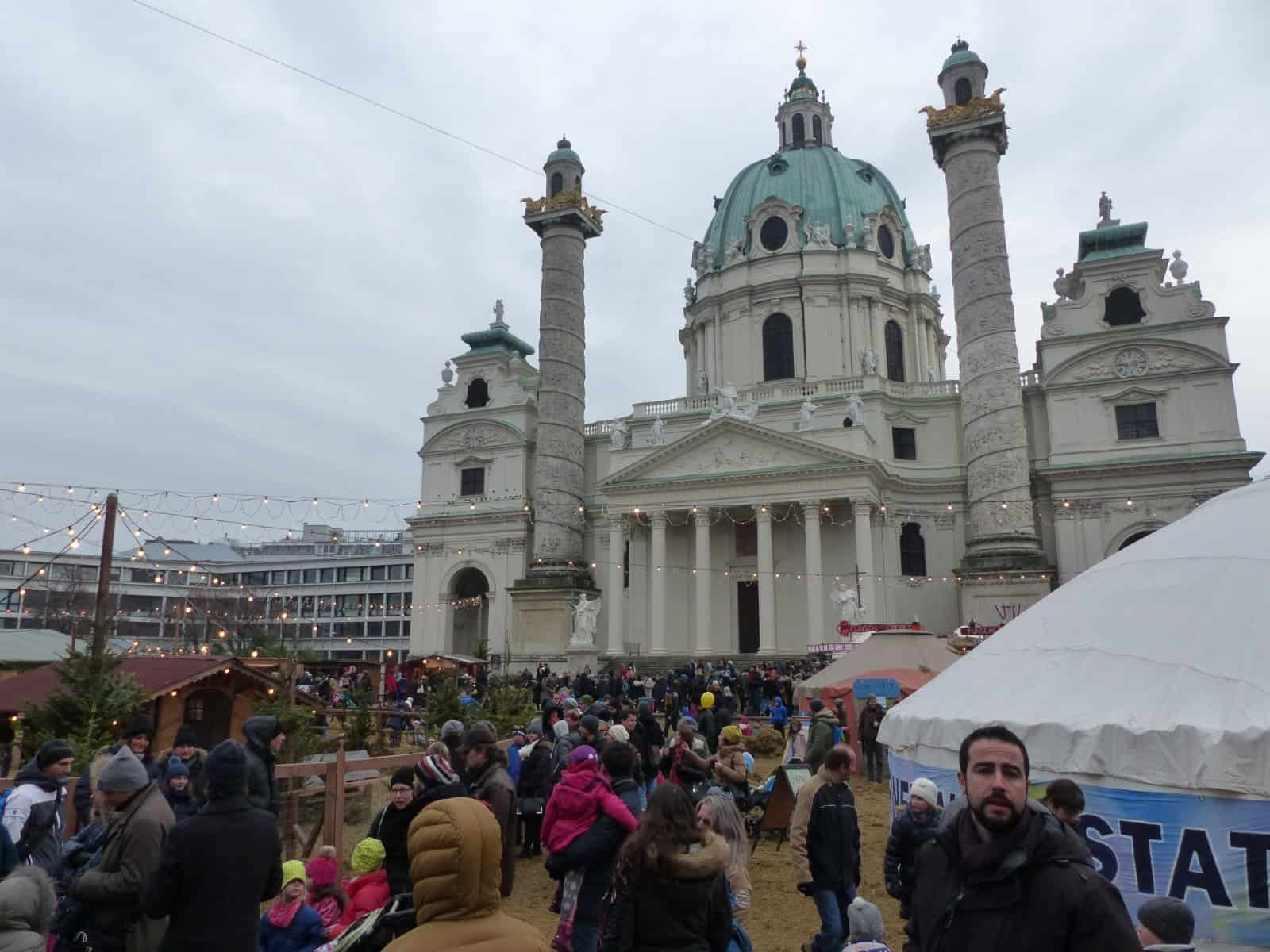 Marktstände des Art Advent am Karlsplatz vor der Kuppel der Karlskirche