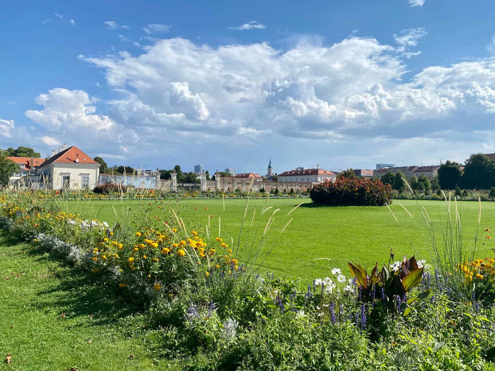 Weite Wiese mit Blumenbeet und Pavillon im Wiener Augarten