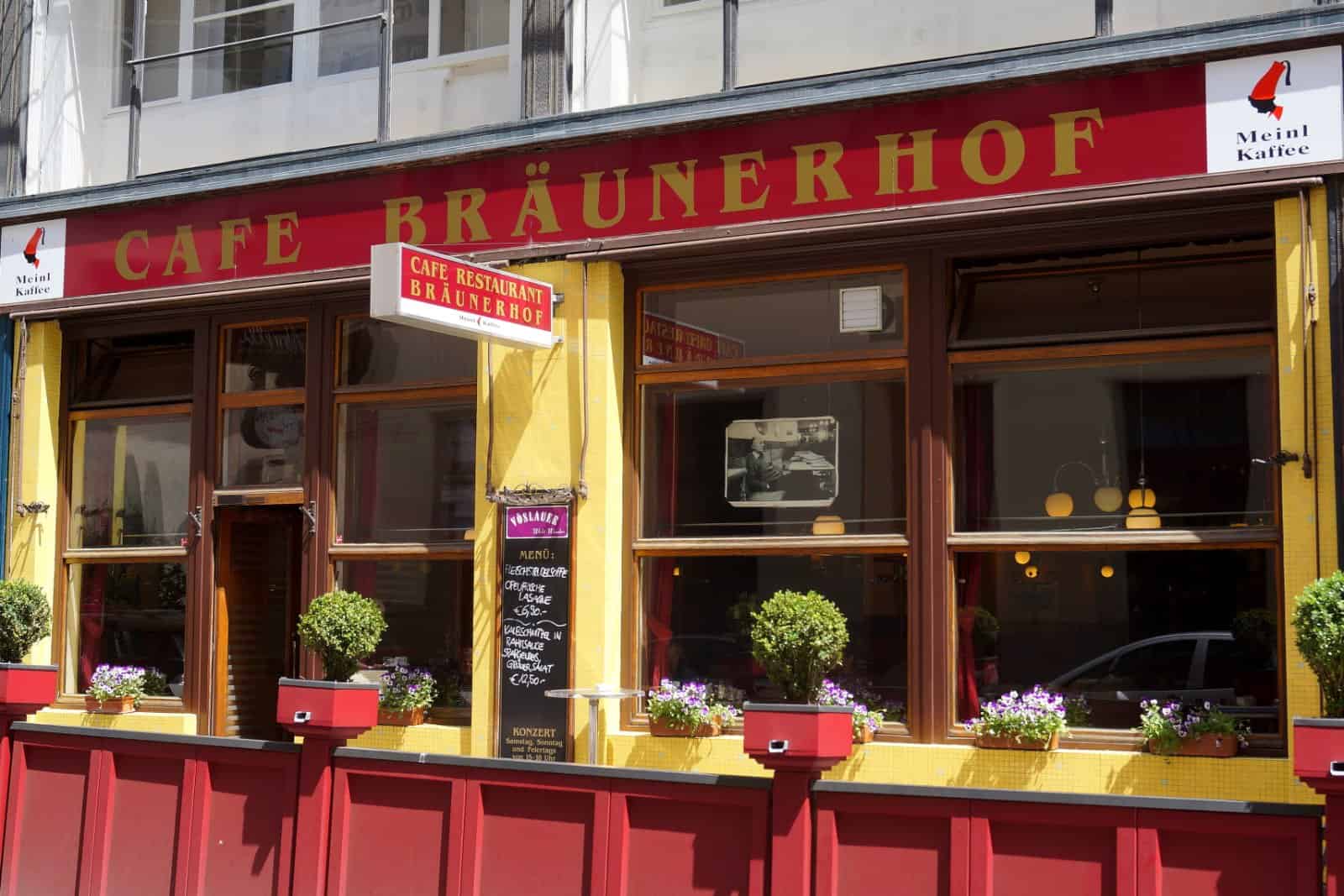 Gelbe Fassade des Café Bräunerhof in der Stallburggasse in Wien