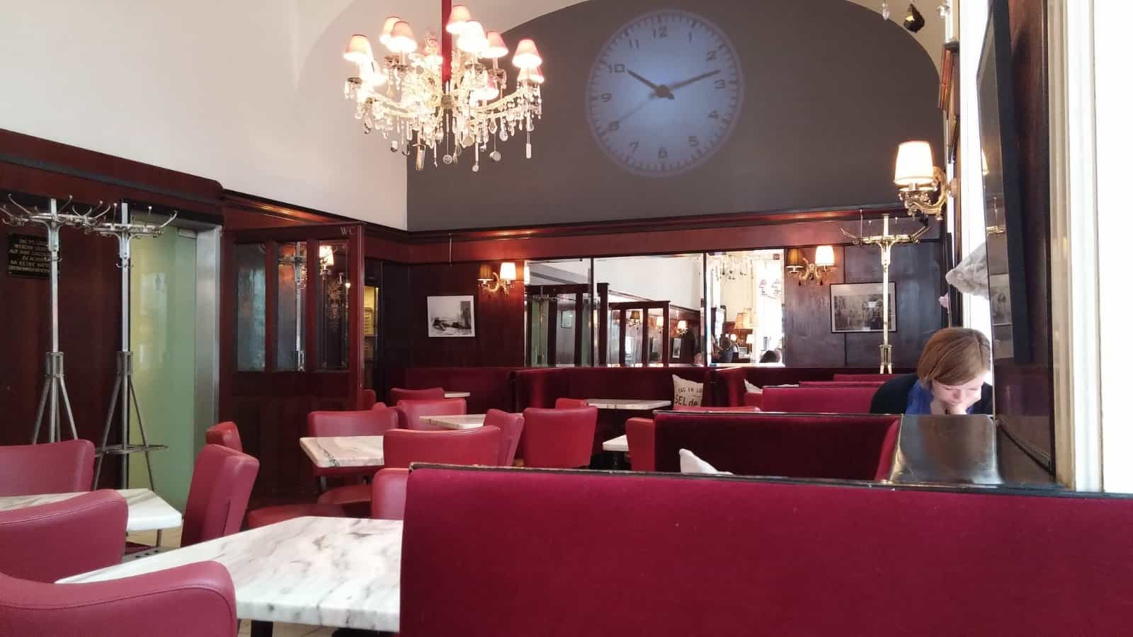 Roter Gastraum des Café Diglas in der Wollzeile in Wien