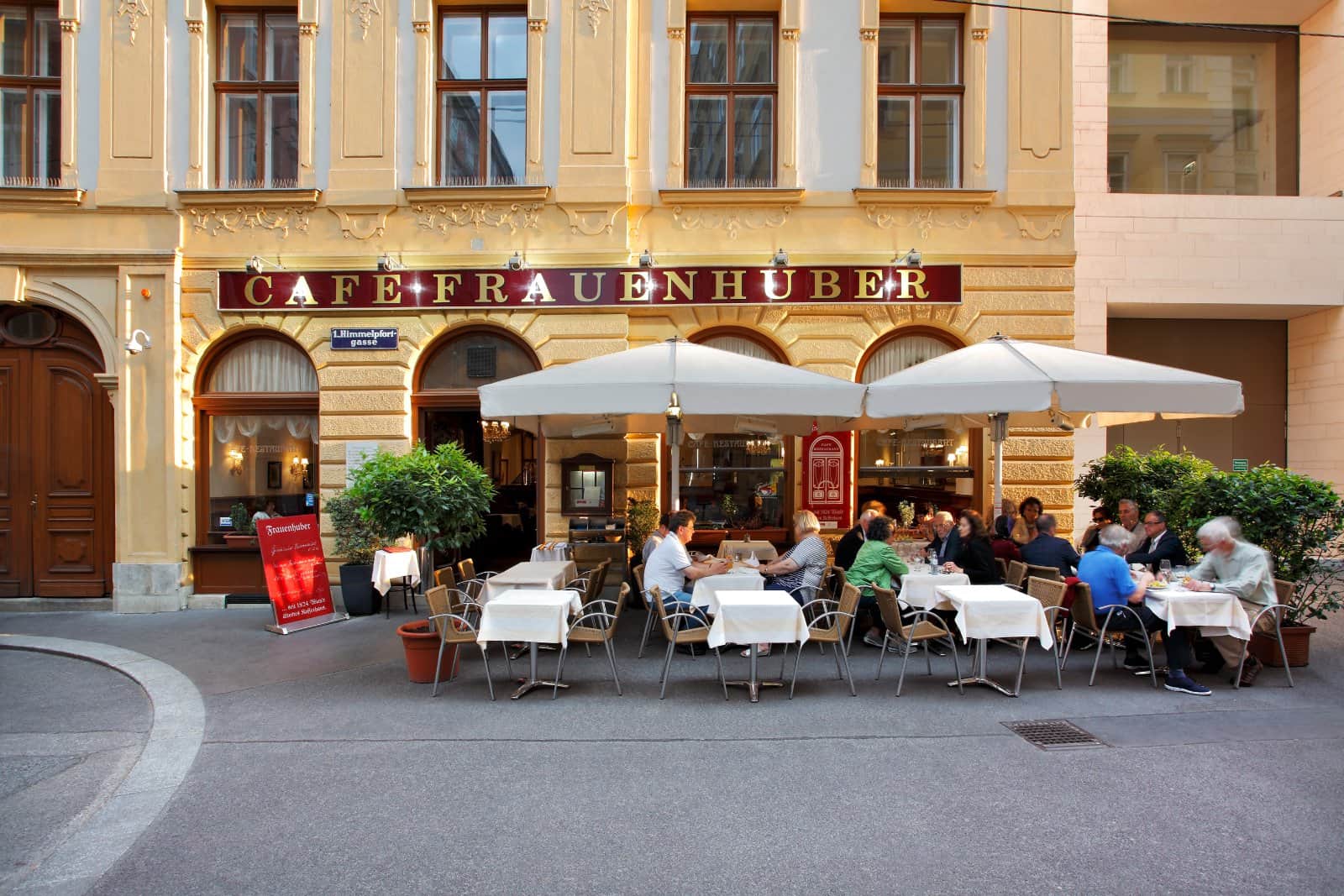 Café Frauenhuber in der Himmelpfortgasse in Wien mit Schanigarten und Sonnenschirmen