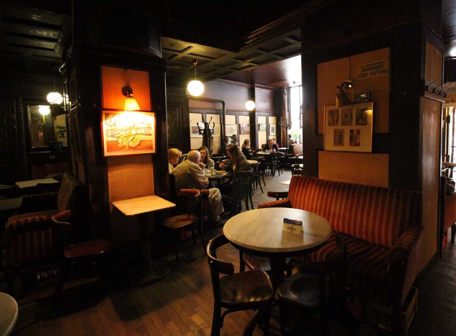 Dunkel getäfelter Gastraum des Café Hawelka in der Dorotheergasse mit Thonetstühlen