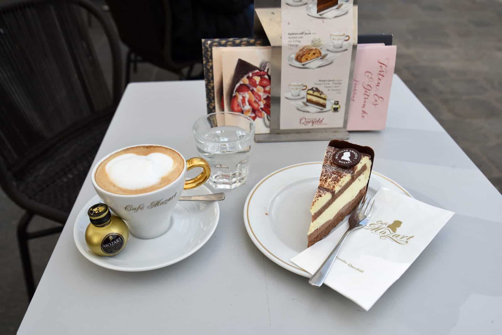 Melange und ein Stück Torte auf einem Tisch im Café Mozart in Wien