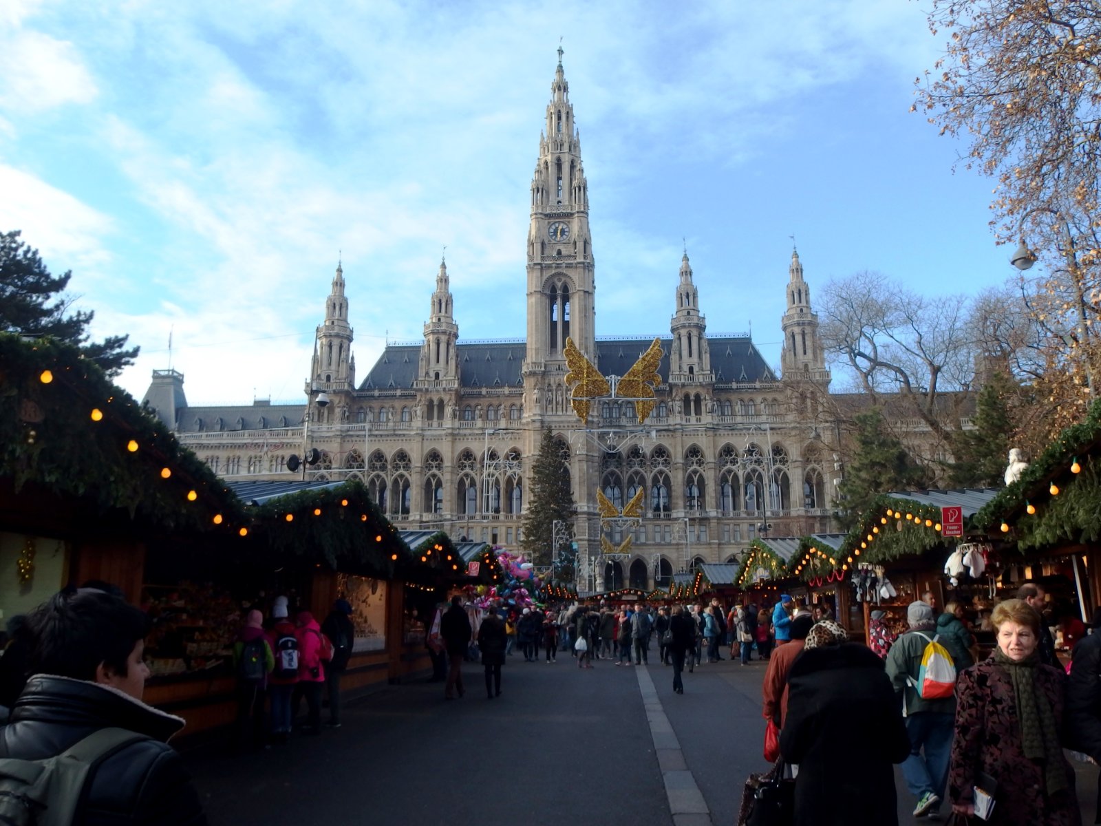 Marktstände des Christkindlmarkts vor der beleuchteten Fassade des Wiener Rathauses