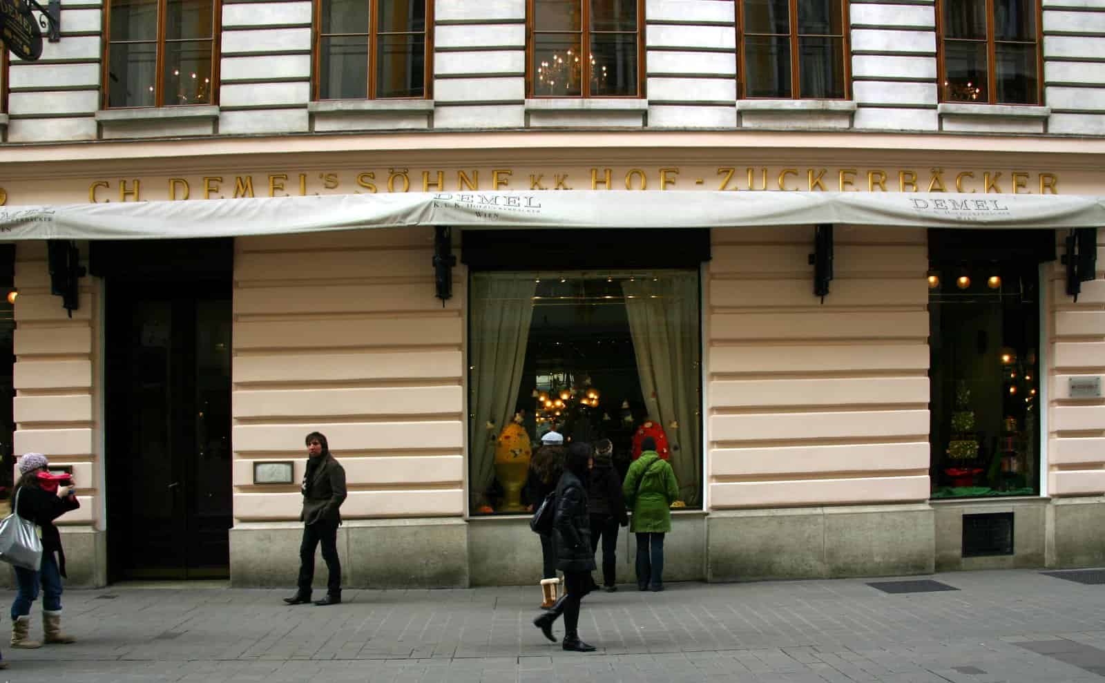 Historische Fassade des k. u. k. Hofzuckerbäckers Demel am Kohlmarkt in Wien