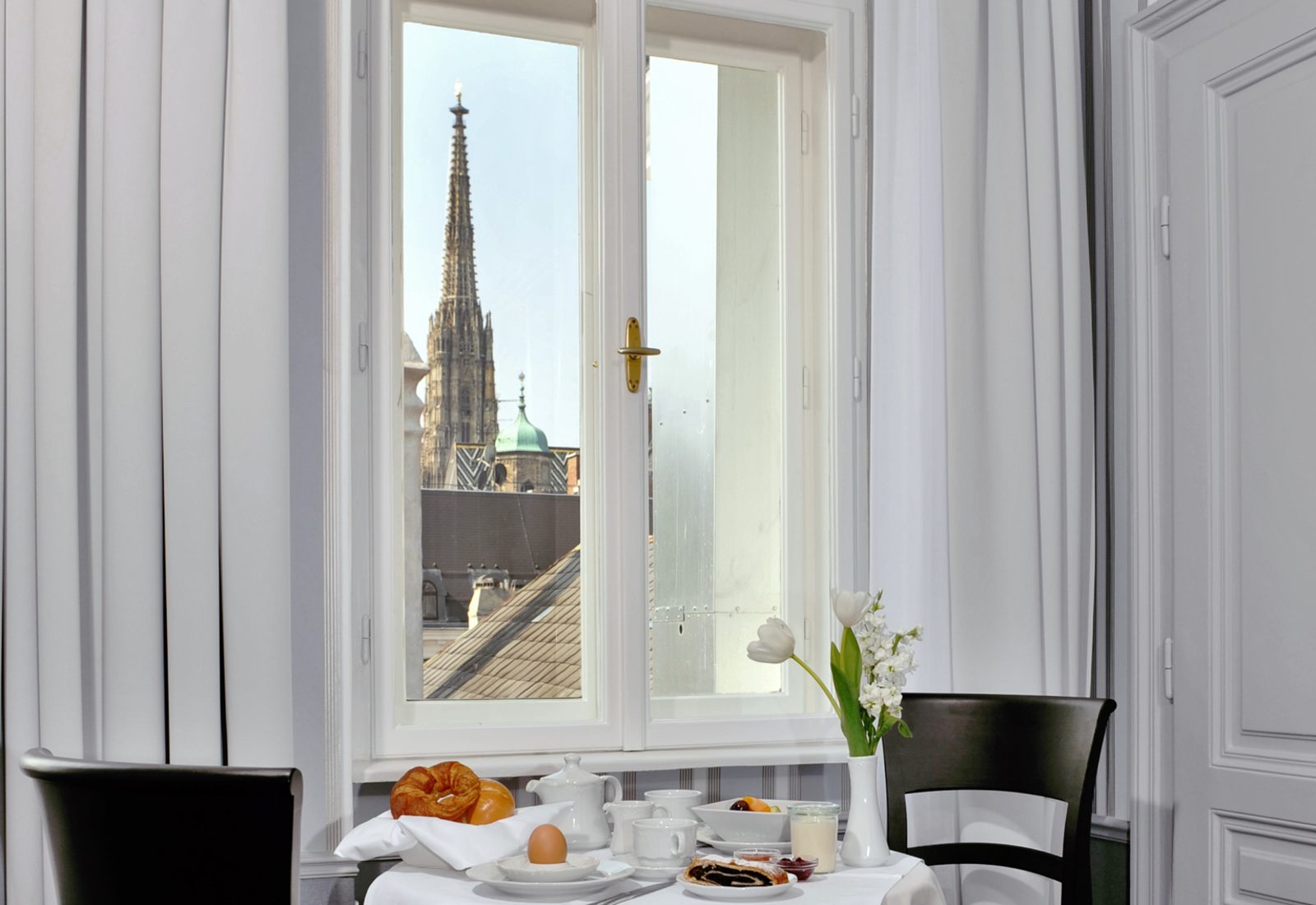 Blick aus dem Fenster der Dom Suite im Hotel Kärntnerhof auf den Südturm des Stephansdoms