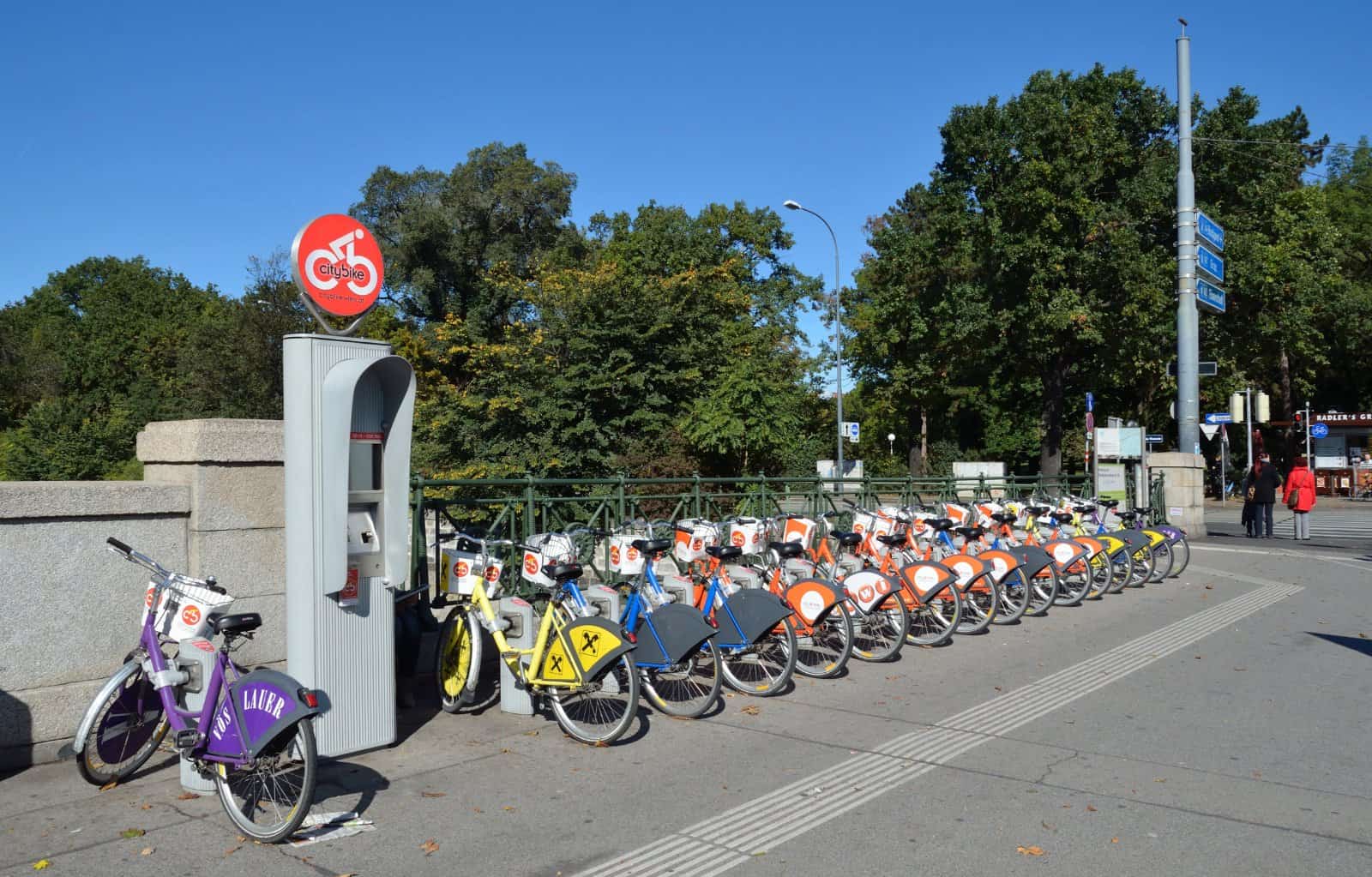 Reihe von Leihrädern an einer Radstation in Wien