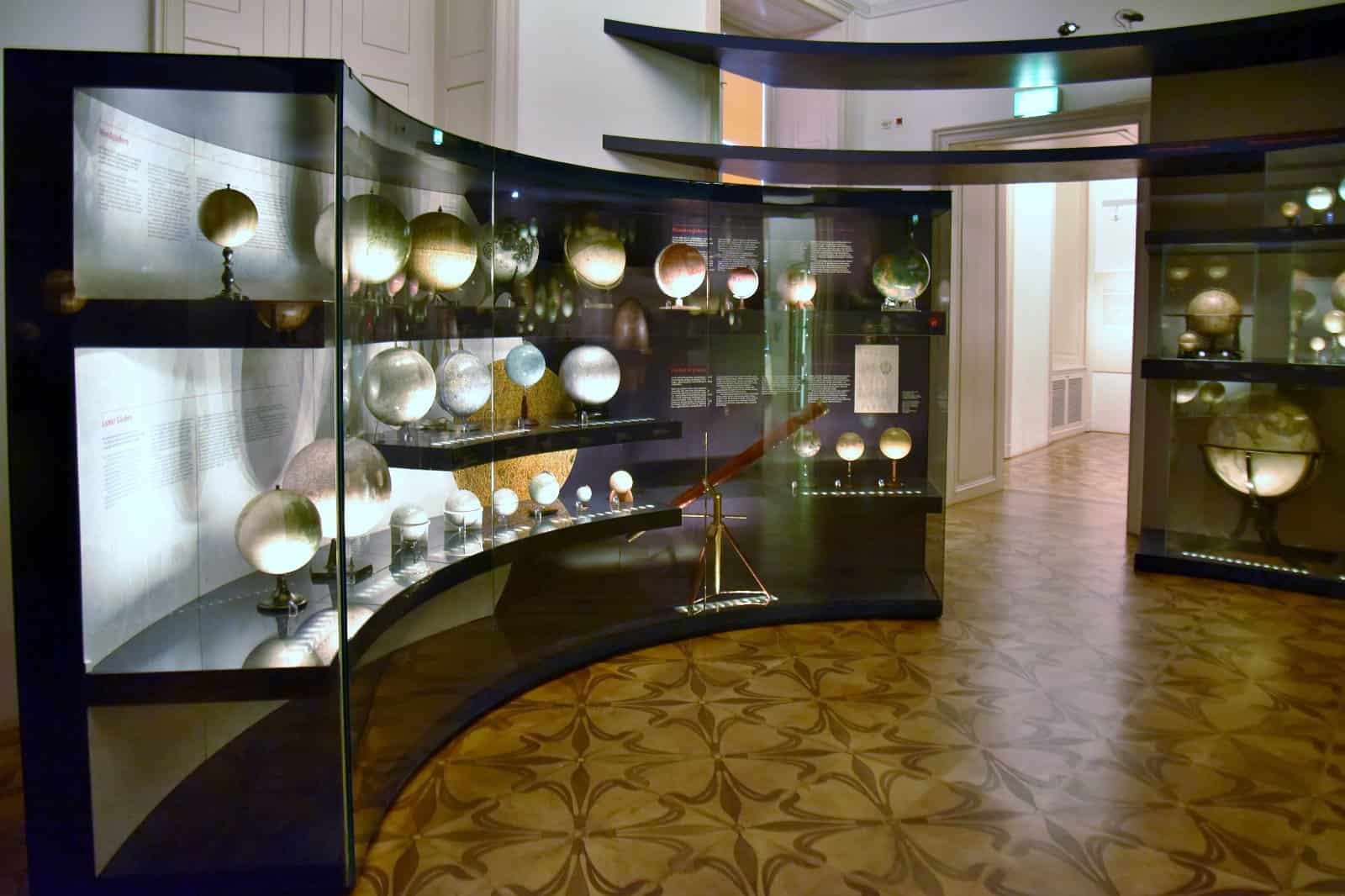 Historische Globen in beleuchteten Vitrinen des Wiener Globenmuseums