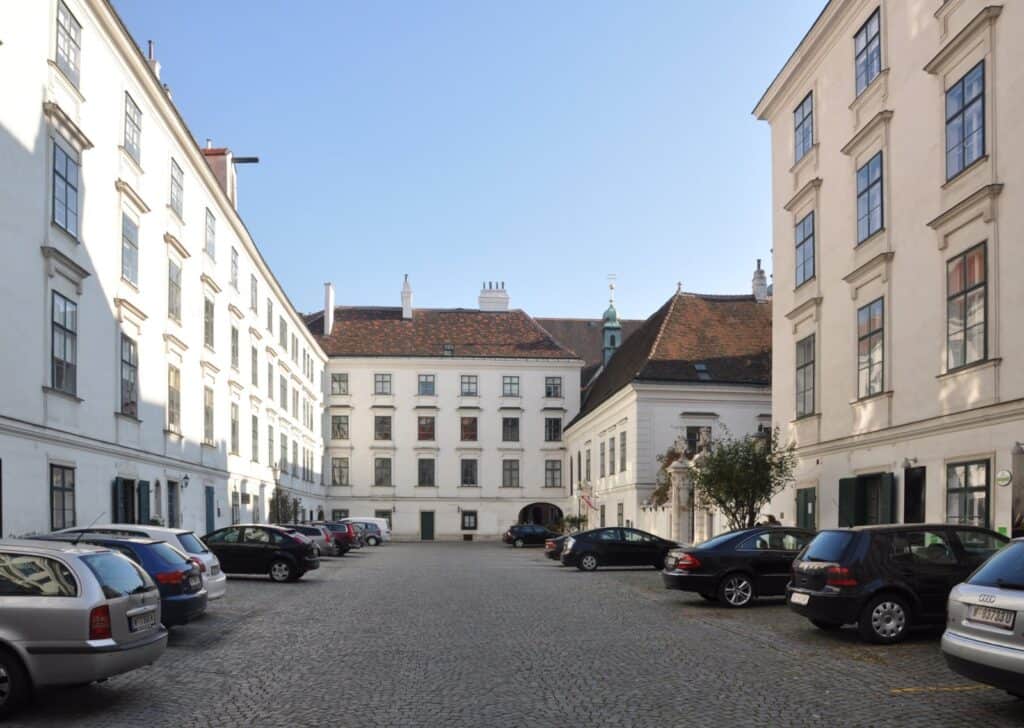 Stiller Innenhof des Heiligenkreuzerhofs im 1. Wiener Bezirk