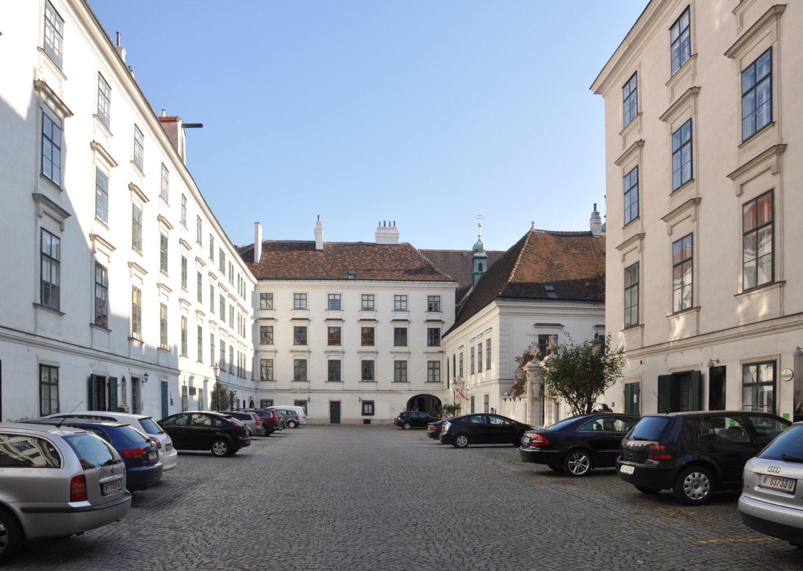 Stiller Innenhof des Heiligenkreuzerhofs im 1. Wiener Bezirk