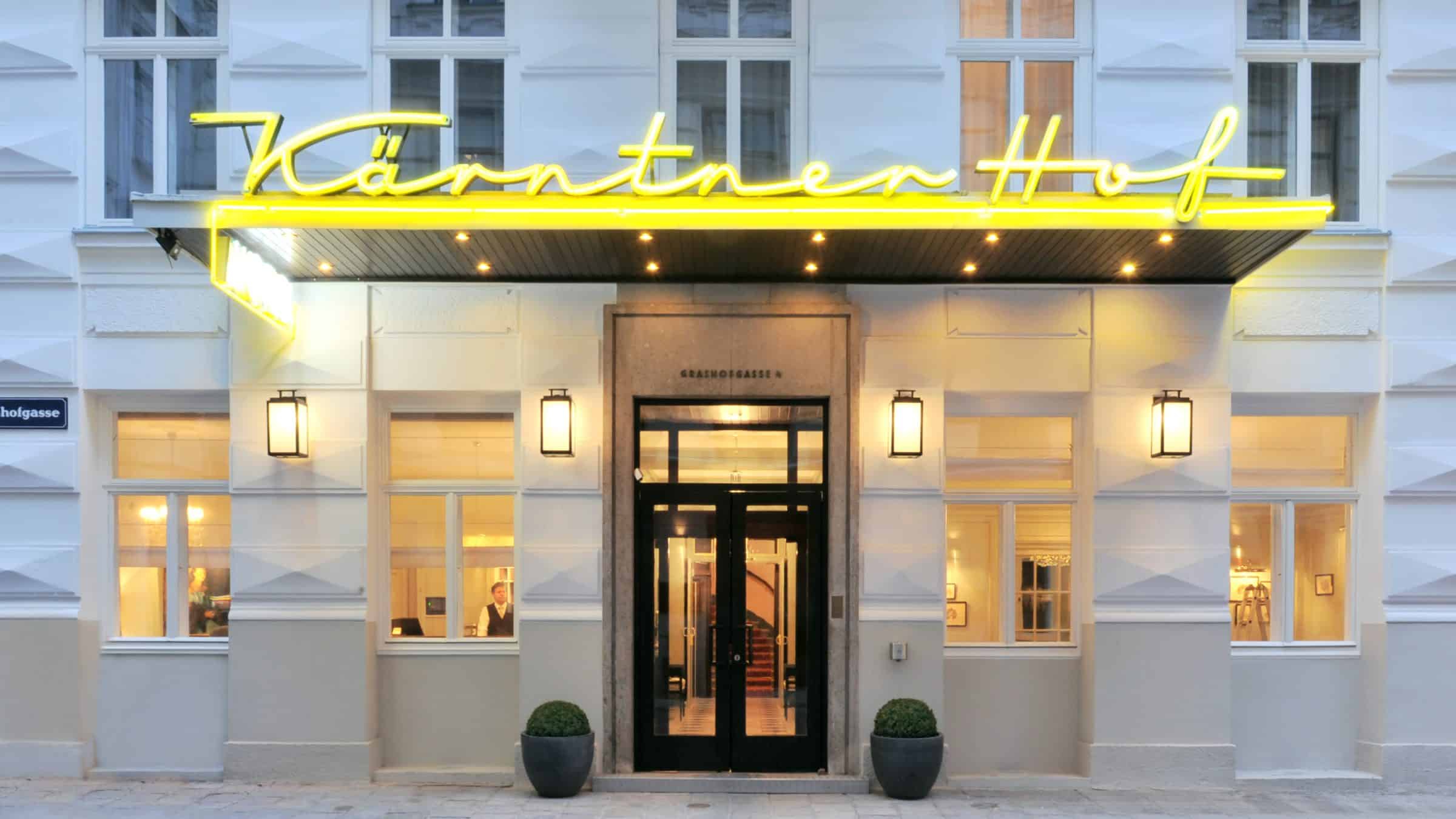 Beleuchtete Fassade des Hotel Kärntnerhof in der Grashofgasse 4 in der Abenddämmerung