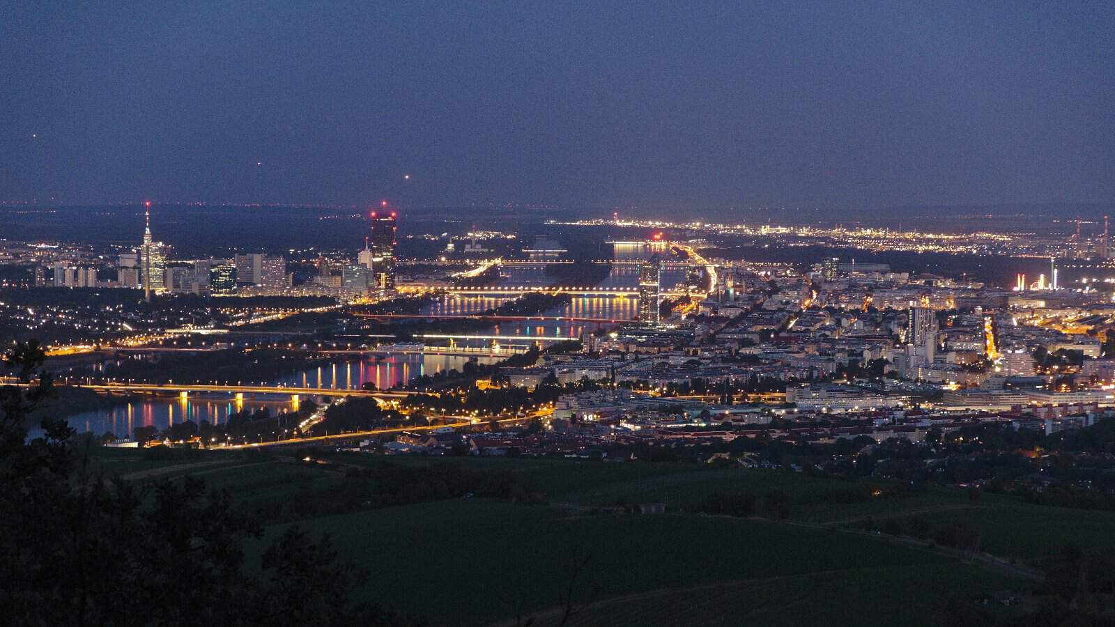 Blick vom Kahlenberg über das nächtlich beleuchtete Wien und die Donau