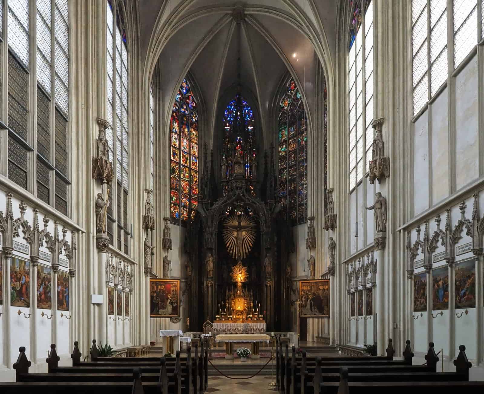Gotisches Kirchenschiff von Maria am Gestade in Wien mit hohen Buntglasfenstern
