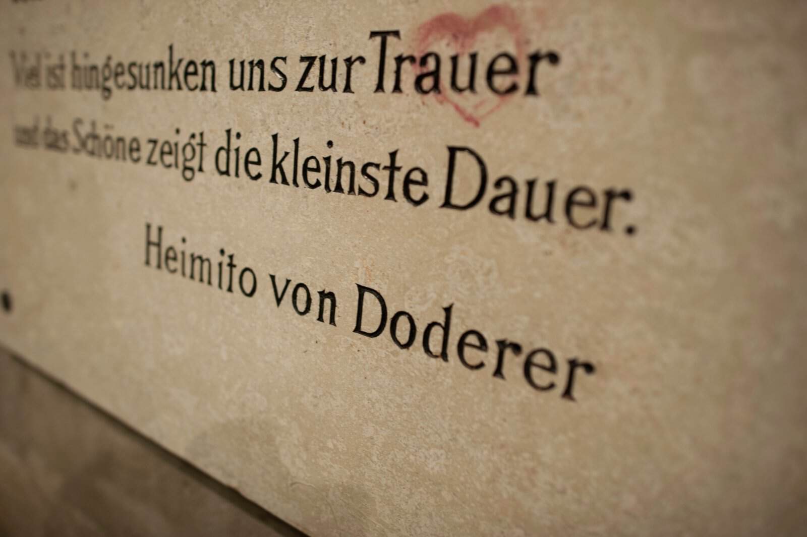 Die Strudlhofstiege im 9. Wiener Bezirk mit geschwungenen Jugendstil-Geländern