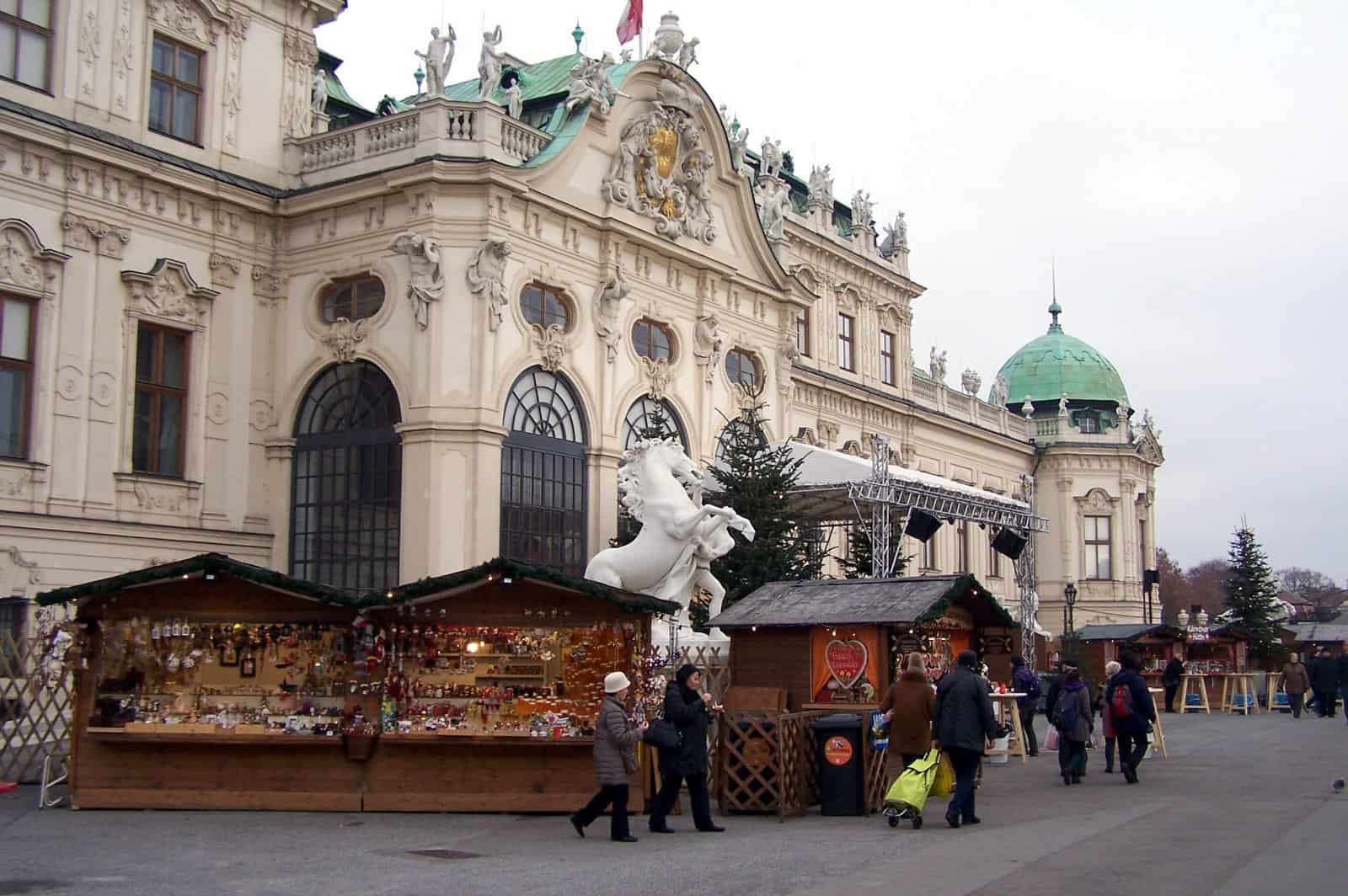 Christkindlmarkt mit Holzhütten vor dem Oberen Belvedere in Wien