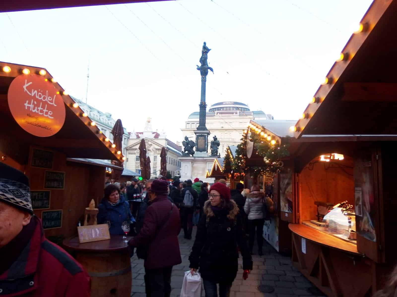 Weihnachtsmarkt Am Hof in Wien mit Marktständen rund um die Mariensäule
