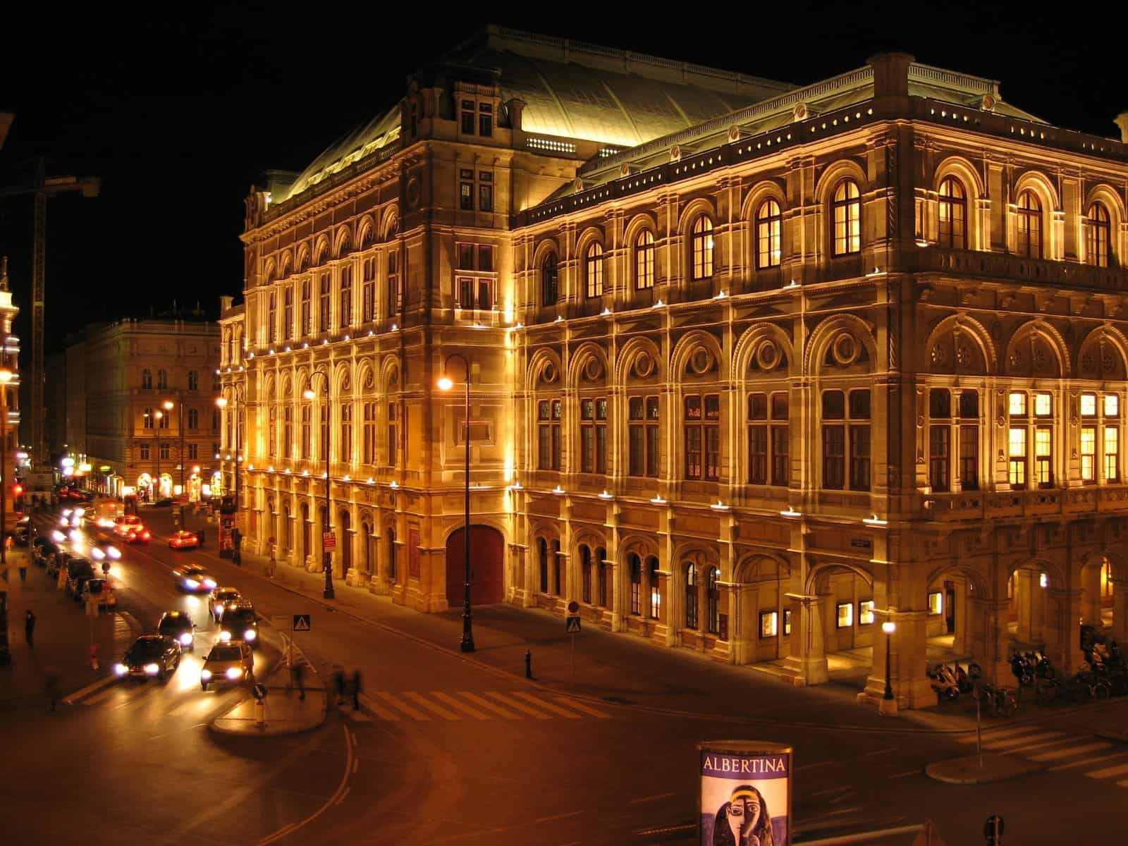 Beleuchtete Wiener Staatsoper am Abend