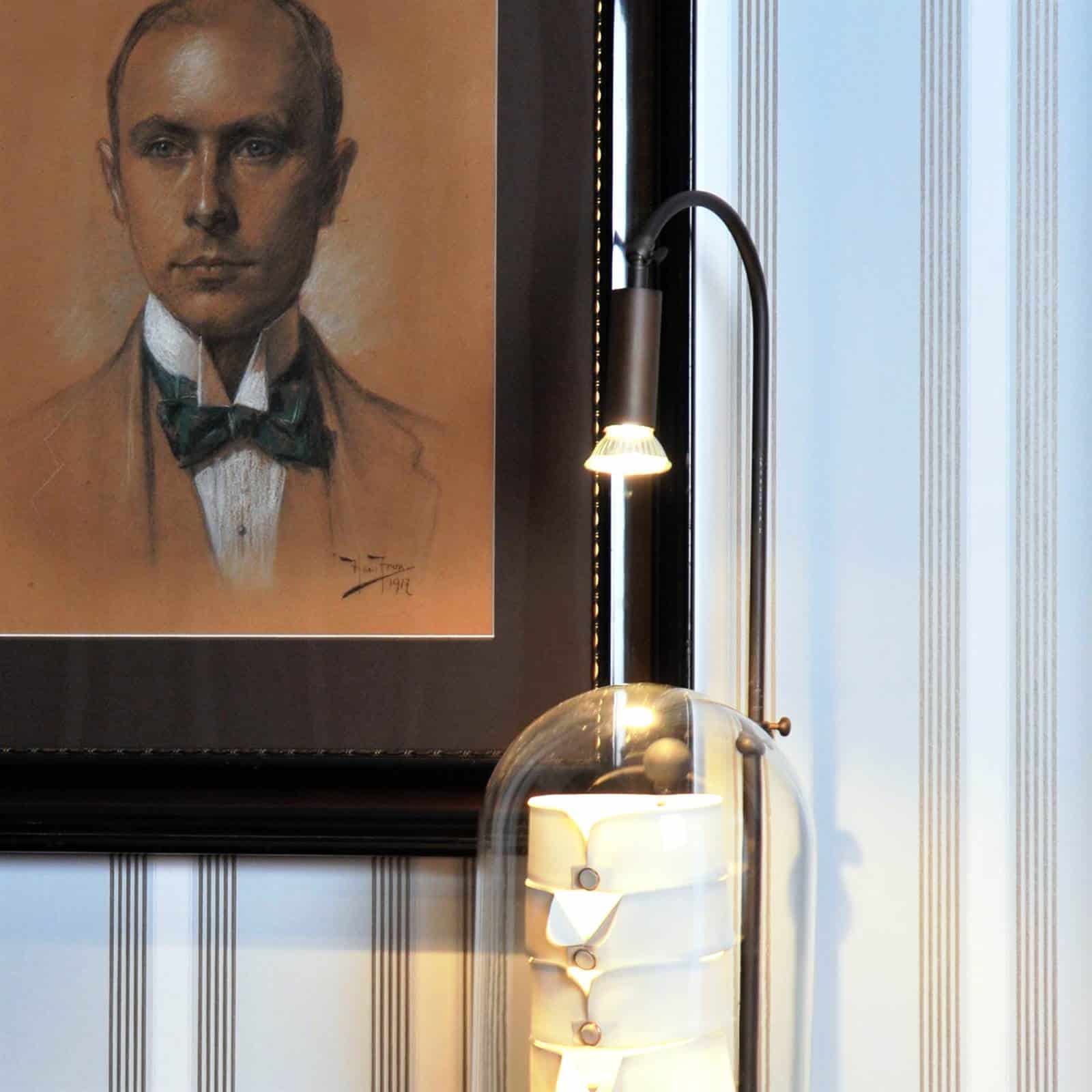 Detail in der Christiane Hörbiger Suite des Hotel Kärntnerhof mit gerahmtem Herrenporträt