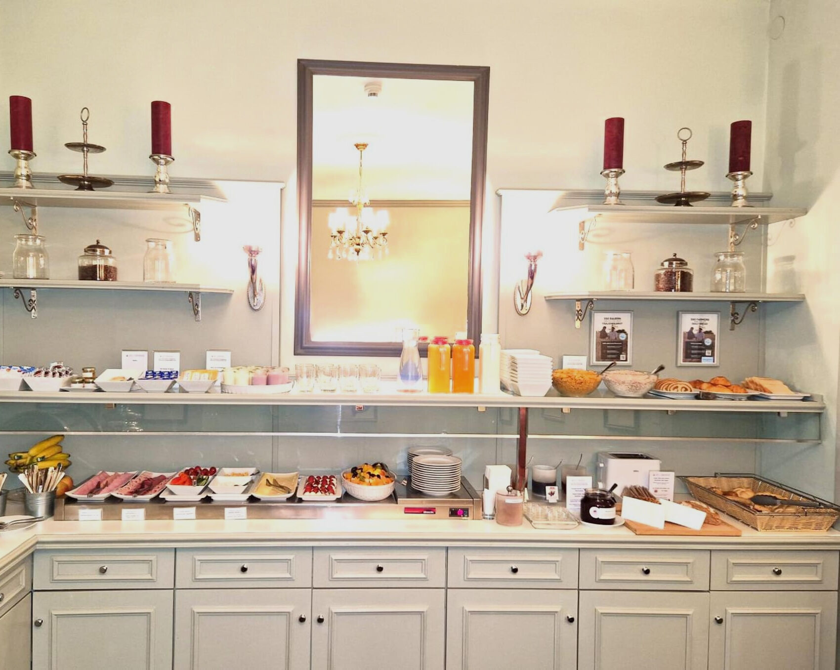 Frühstücksbuffet im Salon des Hotel Kärntnerhof mit Gebäck, Obst und Säften